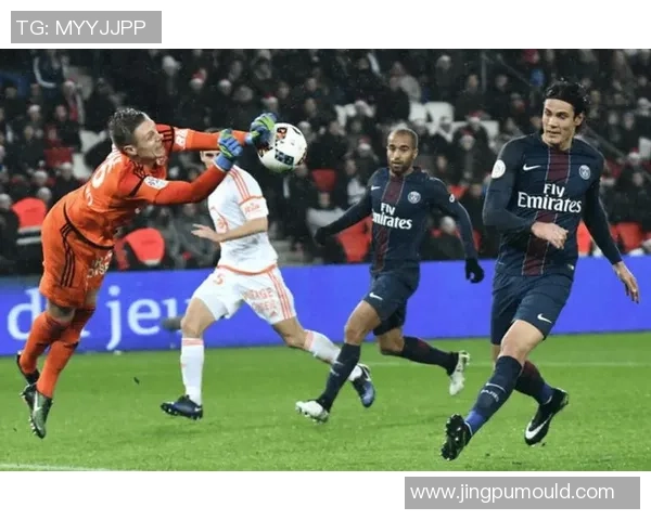 国王杯惊现冷门拜仁与里昂激战成平局转会风波引发热议