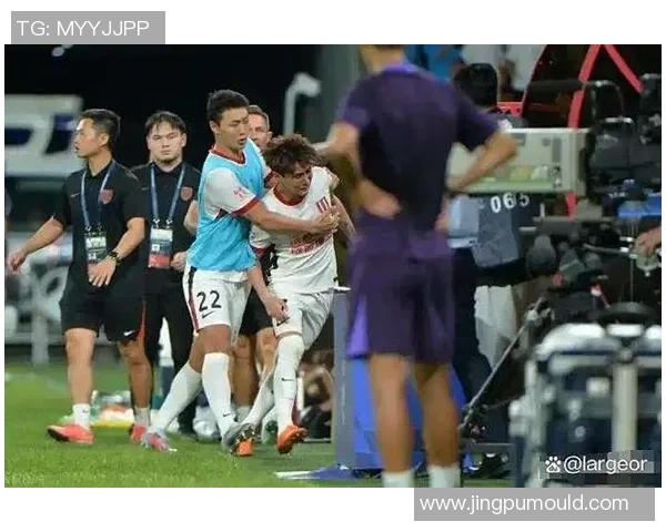 中超激战莱比锡与曼联平局点球大战引发全场狂欢 中超激战莱比锡与曼联平局点球大战引发全场狂欢