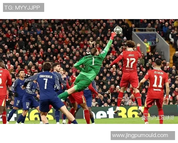 意甲激战巴黎圣日耳曼凭点球险胜曼联转会传闻引发热议